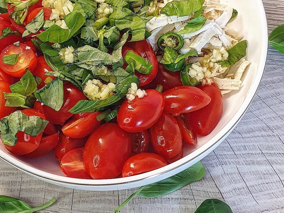 Tofu - Tomaten - Salat vegan und proteinreich