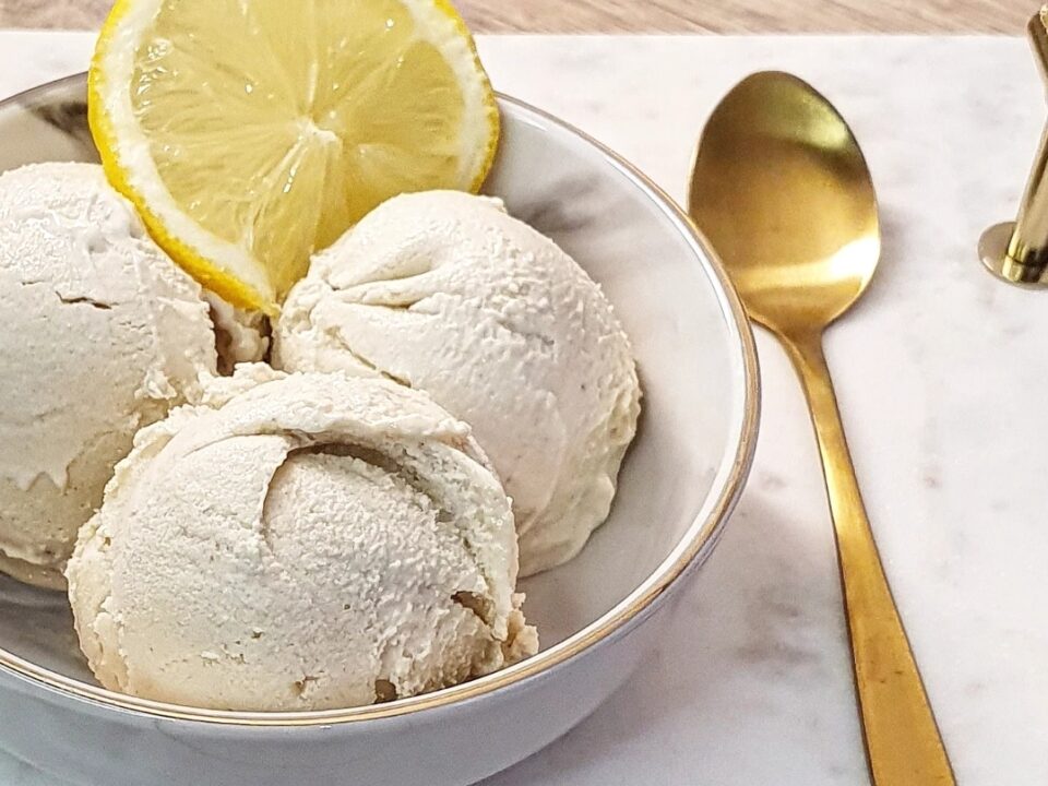 Cremiges veganes Caschew-Eis proteinreich und ohne raffinierten Zucker