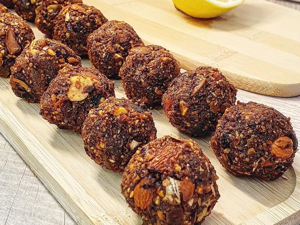 ENERGY BALLS MIT APRIKOSENKERNEN UND ZITRONE vegan und ohne raffinierten Zucker